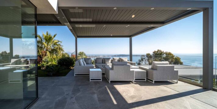 Bursa otomatik pergola sistemleri, deniz manzaralı teras kapatma ve lüks bioklimatik gölgelendirme çözümü.