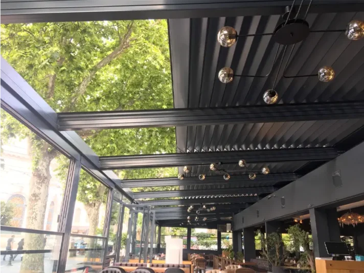 Bursa bioklimatik pergola cafe uygulaması, rolling roof akıllı çatı sistemleri ve Karadeniz Tente ticari mekan gölgelendirme çözümleri.