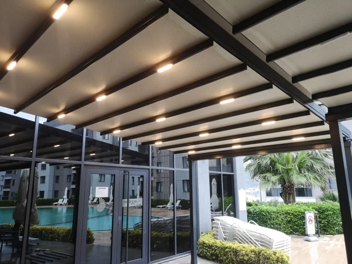 Bursa aydınlatmalı pergola sistemi uygulaması, havuz başı modern gölgelendirme ve Karadeniz Tente dış mekan iklimlendirme çözümleri.